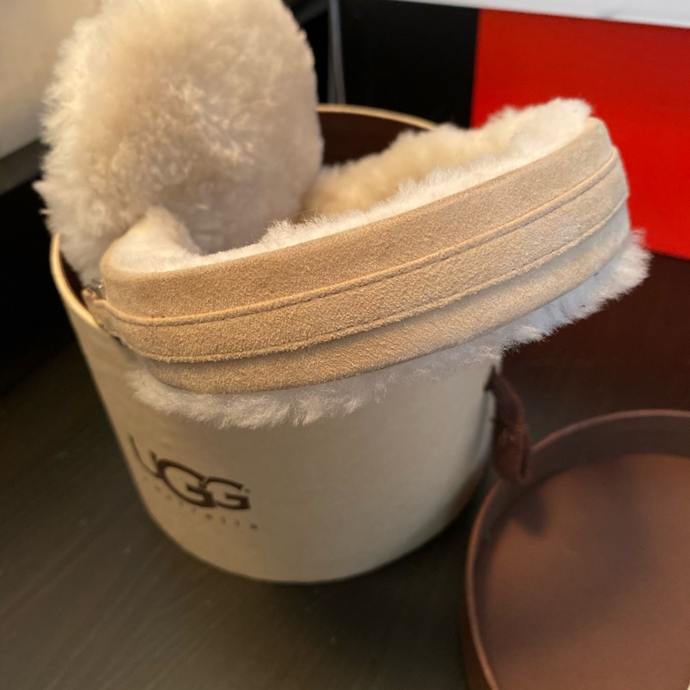 AUTHENTIC. UGG BEIGE EARMUFFS